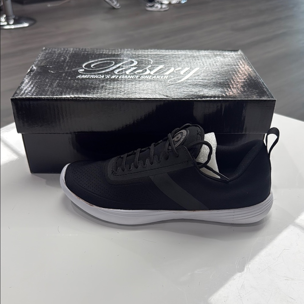 NEW Pastry Womens Sz 5.5 Youth Studio Trainer Sneaker in Black/White (with box)